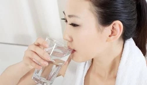 每天早晨喝水對身體好嗎？這5類人適合早起飲水